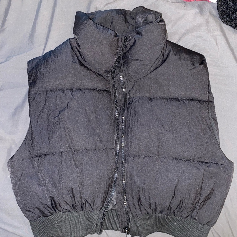 Black puffy cropped vest, size M, from Amazon